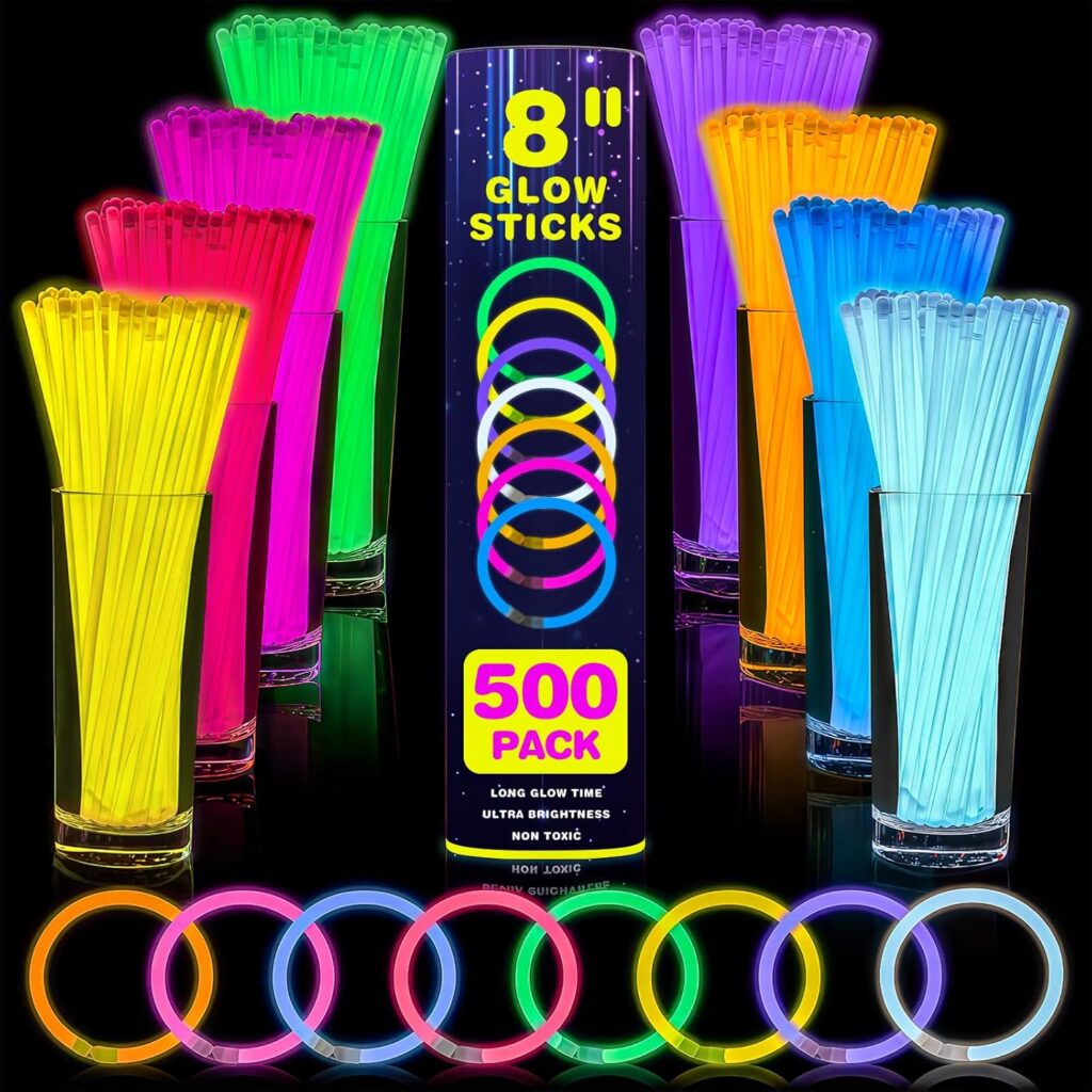 Eight glasses each contain colorful glow sticks in red, pink, green, yellow, orange, blue, purple, and light blue. A box in the center reads “8 Glow Sticks 500 Pack” and shows glowing rings at the bottom.